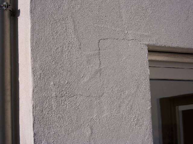 BAU.DE / BAU-Forum: 4. Bild zu Frage "Risse im Au&szlig;enputz: Ursachen, Sanierung & Kosten &ndash; Was tun bei Fassadenrissen?" im BAU-Forum "Neubau"