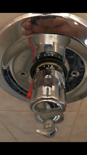 Bild zum BAU-Forumsbeitrag: Um welches Duschthermostat handelt es sich? Geschätzte 30 Jahre alt im Forum Sanitär, Bad, Dusche, WC
