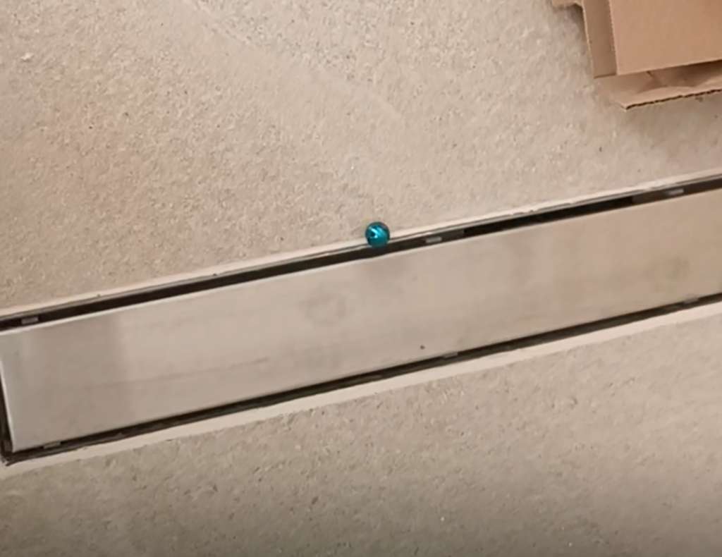 BAU.DE / BAU-Forum: 2. Bild zu Frage "Duschablauf H&ouml;henversatz 2 mm: Welche Norm gilt f&uuml;r Fliesen&uuml;bergang?" im BAU-Forum "Sanit&auml;r, Bad, Dusche, WC"