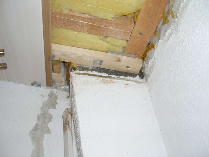 BAU.DE / BAU-Forum: 1. Bild zu Antwort "D&auml;mmung am Kamin: Zustand hinter der Dampfbremse pr&uuml;fen!" auf die Frage "Schwarze Verf&auml;rbung am Kamin der Brennwerttherme: Ursachen, Risiken & Sanierung?" im BAU-Forum "Modernisierung / Sanierung / Bausch&auml;den"