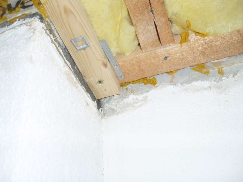 BAU.DE / BAU-Forum: 2. Bild zu Antwort "D&auml;mmung am Kamin: Zustand hinter der Dampfbremse pr&uuml;fen!" auf die Frage "Schwarze Verf&auml;rbung am Kamin der Brennwerttherme: Ursachen, Risiken & Sanierung?" im BAU-Forum "Modernisierung / Sanierung / Bausch&auml;den"