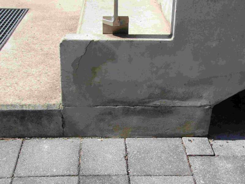 BAU.DE / BAU-Forum: 1. Bild zu Frage "Fertigbetontreppe Ausbruch: Ursachen, Reparatur mit Betonspachtel & Fachfirma finden?" im BAU-Forum "Modernisierung / Sanierung / Bausch&auml;den"