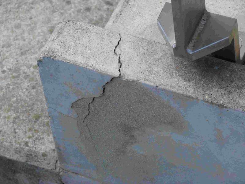 BAU.DE / BAU-Forum: 2. Bild zu Frage "Fertigbetontreppe Ausbruch: Ursachen, Reparatur mit Betonspachtel & Fachfirma finden?" im BAU-Forum "Modernisierung / Sanierung / Bausch&auml;den"