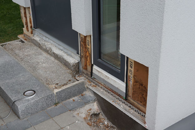 BAU.DE / BAU-Forum: 1. Bild zu Frage "Feuchteschaden durch Granitstufen: Ursachen, Sanierung & Wer haftet?" im BAU-Forum "Modernisierung / Sanierung / Bausch&auml;den"