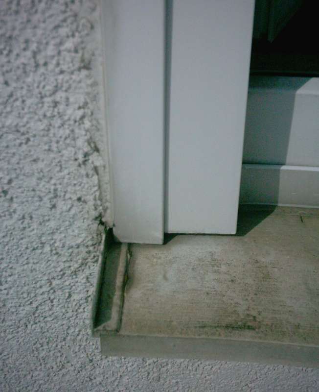 BAU.DE / BAU-Forum: 1. Bild zu Antwort "Fensterbank Au&szlig;enseite: Fotos zur Ursachenforschung Feuchtigkeit" auf die Frage "Feuchtigkeit Ecke Fensterbank: Ursachen erkennen & Sch&auml;den durch eindringendes Wasser?" im BAU-Forum "Modernisierung / Sanierung / Bausch&auml;den"