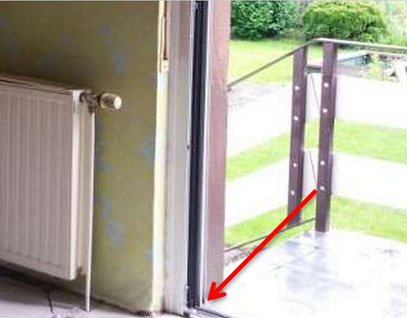BAU.DE / BAU-Forum: 1. Bild zu Antwort "Feuchtigkeitsproblem: Verd&auml;chtige Stelle an der T&uuml;r identifiziert" auf die Frage "Feuchter Ziegel nach Putzabschlag: Ursachen, Folgen & Sanierungskosten?" im BAU-Forum "Modernisierung / Sanierung / Bausch&auml;den"