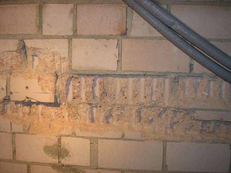 BAU.DE / BAU-Forum: 2. Bild zu Antwort "KS-Wand: Horizontalschlitz durch Ausstemmen &ndash; Bild/Skizze" auf die Frage "Horizontale Schlitze in tragender KS-Wand sanieren: Methoden, Risiken & Kosten?" im BAU-Forum "Modernisierung / Sanierung / Bausch&auml;den"