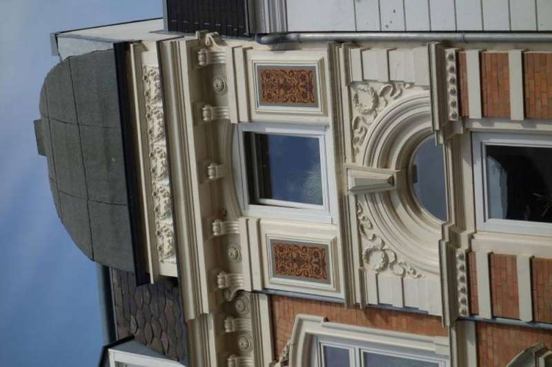 BAU.DE / BAU-Forum: 1. Bild zu Frage "Riss in Gr&uuml;nderzeitfassade: Ursachen, Reparatur & Schutz vor Feuchtigkeit?" im BAU-Forum "Modernisierung / Sanierung / Bausch&auml;den"