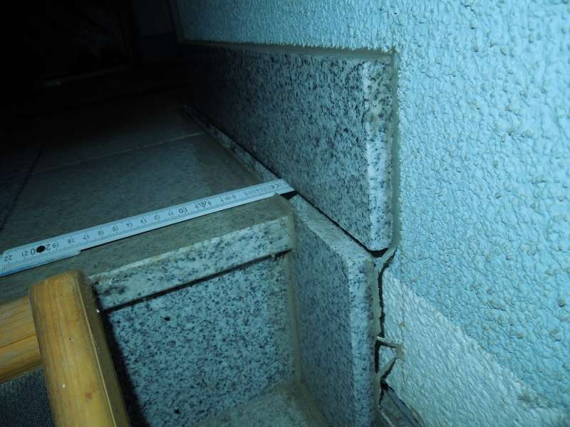 BAU.DE / BAU-Forum: 4. Bild zu Frage "Außenstiege kippt: Ursachen, Reparatur & Fundament-Stabilisierung bei älteren Baujahren?" im BAU-Forum "Modernisierung / Sanierung / Bauschäden" BAU.DE / BAU-Forum: 4. Bild zu Frage "Außenstiege kippt: Ursachen, Reparatur & Fundament-Stabilisierung bei älteren Baujahren?" im BAU-Forum "Modernisierung / Sanierung / Bauschäden"