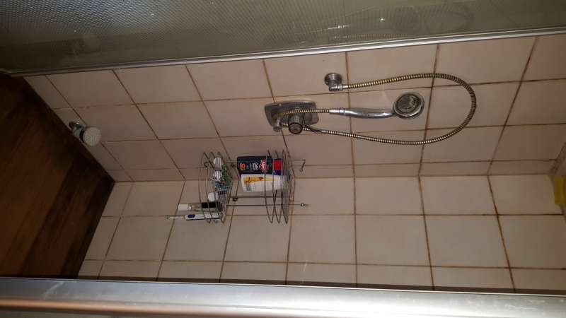 BAU.DE / BAU-Forum: 2. Bild zu Antwort "Anbei ein paar Bilder." auf die Frage "Feuchtigkeit im Bad nach Wasserschaden: Ursachen, Sanierung & Risiken f&uuml;r Au&szlig;enwand?" im BAU-Forum "Modernisierung / Sanierung / Bausch&auml;den"