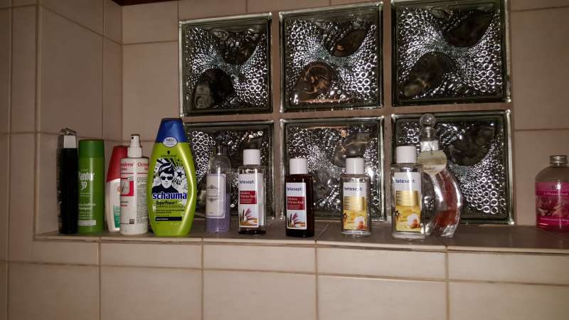 BAU.DE / BAU-Forum: 3. Bild zu Antwort "Anbei ein paar Bilder." auf die Frage "Feuchtigkeit im Bad nach Wasserschaden: Ursachen, Sanierung & Risiken f&uuml;r Au&szlig;enwand?" im BAU-Forum "Modernisierung / Sanierung / Bausch&auml;den"