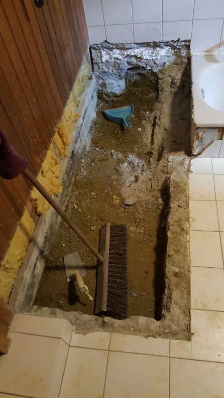 BAU.DE / BAU-Forum: 2. Bild zu Antwort "Badsanierung: Au&szlig;enwand trocken &ndash; Kondenswasser als Ursache!" auf die Frage "Feuchtigkeit im Bad nach Wasserschaden: Ursachen, Sanierung & Risiken f&uuml;r Au&szlig;enwand?" im BAU-Forum "Modernisierung / Sanierung / Bausch&auml;den"