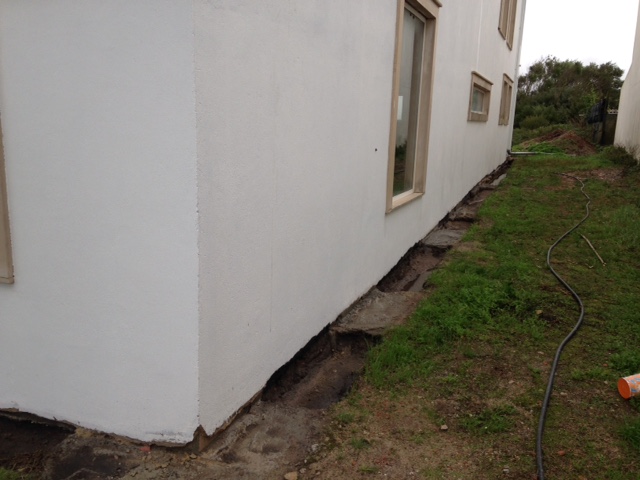 BAU.DE / BAU-Forum: 2. Bild zu Frage "Drainage am Haus: Pflastern, Drainage oder keine Ma&szlig;nahme? Kosten & Vergleich" im BAU-Forum "Modernisierung / Sanierung / Bausch&auml;den"