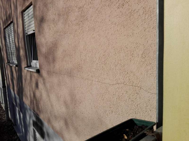 BAU.DE / BAU-Forum: 1. Bild zu Frage "Tragende Wand Riss: Ursachen, Gefahr & Sofortma&szlig;nahmen f&uuml;r Mieter?" im BAU-Forum "Modernisierung / Sanierung / Bausch&auml;den"
