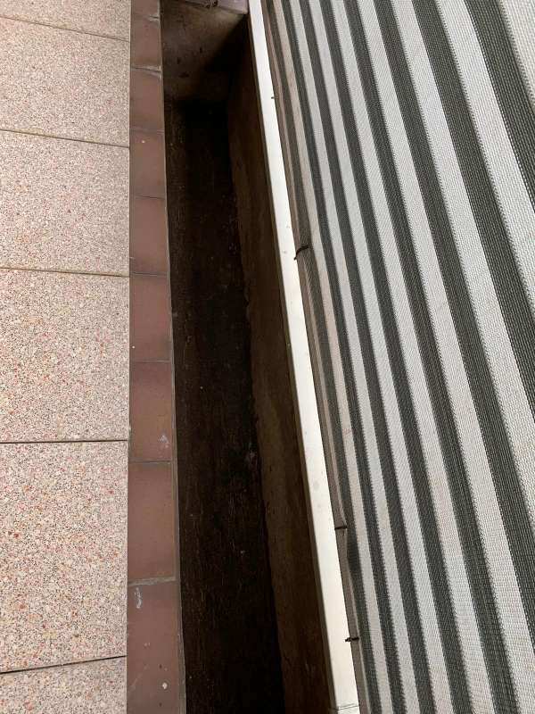 BAU.DE / BAU-Forum: 2. Bild zu Frage "Eingelassene Balkonkästen verfüllen/abdichten" im BAU-Forum "Modernisierung / Sanierung / Bauschäden"