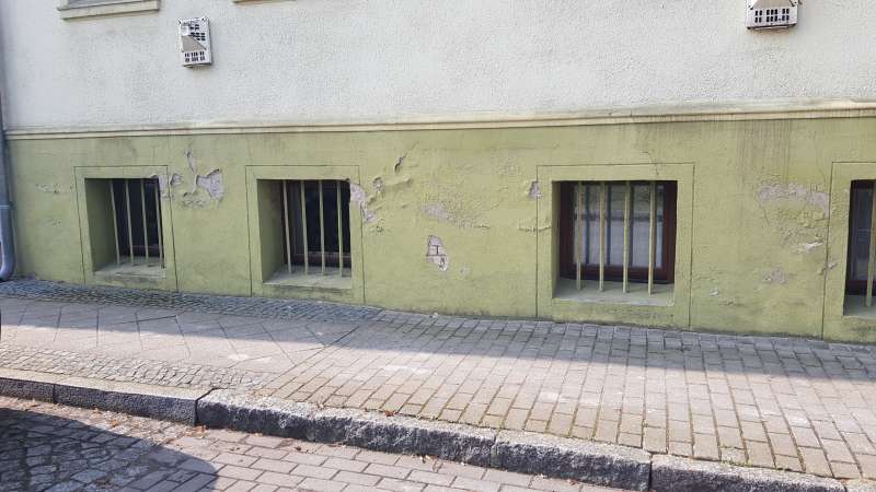 BAU.DE / Forum: 4. Bild zu Frage "Feuchtigkeit im Mauerwerk. Wie kann man das Problem beheben ?" im Forum "Modernisierung / Sanierung / Bauschäden"