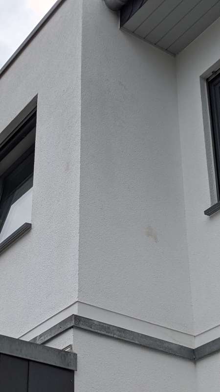 BAU.DE / Forum: 1. Bild zu Frage "Gelbebraune Flecken an der Fassade nach Regen" im Forum "Modernisierung / Sanierung / Bauschäden"