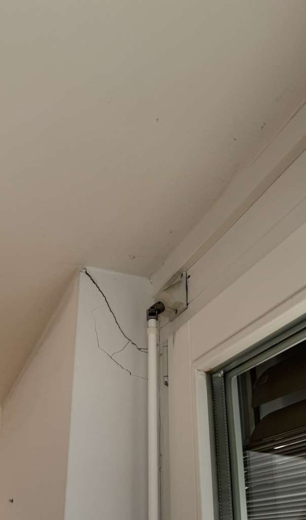 Bild zum BAU-Forumsbeitrag: Riss in Außenwand (zwischen Decke und Wand) im DG im Forum Modernisierung / Sanierung / Bauschäden