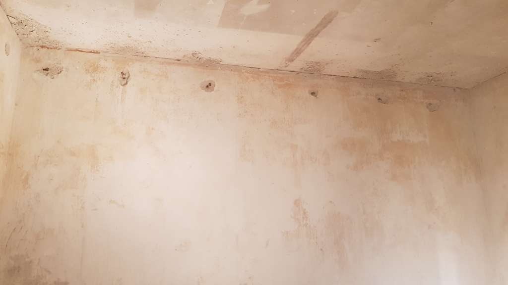 BAU.DE / BAU-Forum: 2. Bild zu Frage "Metallbleche in Kellerwand - Rost nach Wasserschaden behandeln?" im BAU-Forum "Modernisierung / Sanierung / Bauschäden" BAU.DE / BAU-Forum: 2. Bild zu Frage "Metallbleche in Kellerwand - Rost nach Wasserschaden behandeln?" im BAU-Forum "Modernisierung / Sanierung / Bauschäden"