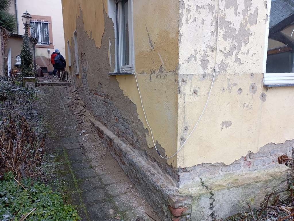 BAU.DE / BAU-Forum: 2. Bild zu Frage "Richtige Höhe der Horizontalsperre bei einem Haus in Hanglage?" im BAU-Forum "Modernisierung / Sanierung / Bausch&auml;den"