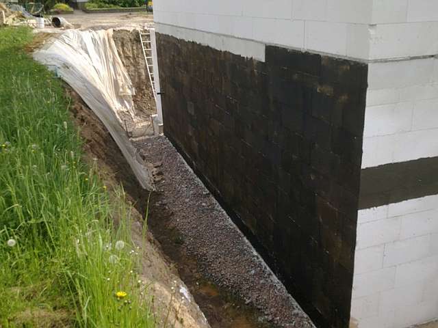 BAU.DE / BAU-Forum: 2. Bild zu Antwort "Schwarze Wanne: Kellerabdichtung mit Schweißbahn korrekt?" auf die Frage "Regenwasser versickern & Drainage: Bodengutachten, Durchlässigkeit & Kosten?" im BAU-Forum "Tiefbau und Spezialtiefbau" BAU.DE / BAU-Forum: 2. Bild zu Antwort "Schwarze Wanne: Kellerabdichtung mit Schweißbahn korrekt?" auf die Frage "Regenwasser versickern & Drainage: Bodengutachten, Durchlässigkeit & Kosten?" im BAU-Forum "Tiefbau und Spezialtiefbau"