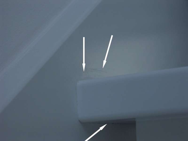 Bild zum BAU-Forumsbeitrag: Holztreppe mit Mängeln (Silikon bei Passungenauigkeiten) im Forum Treppen, Rampen, Leitern