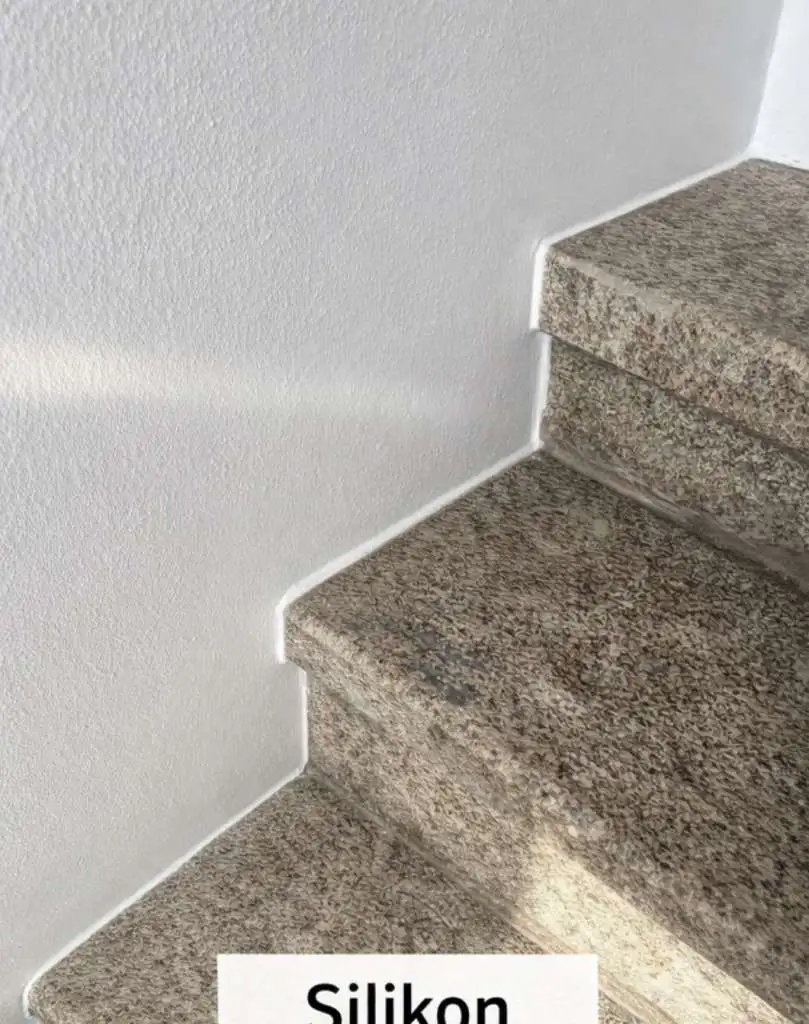 BAU.DE / BAU-Forum: 1. Bild zu Frage "Granittreppe im Innenbereich: Fugen zwischen Naturstein und Putz fachgerecht abdichten" im BAU-Forum "Wohnen und Einrichten"