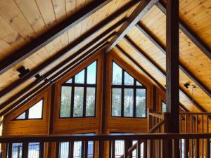 Die richtige Pflege von Holzfenstern: Tipps für Langlebigkeit und Ästhetik - Bild: Chris Liverani auf Unsplash