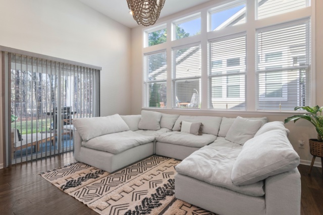 Mit einer bequemen Couch und passenden Möbeln wird das Wohnzimmer perfekt.