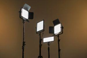 Ein Baustrahler ist eine leistungsfähige Lichtquelle, die auf Baustellen, Werkstätten oder Außenbereichen eingesetzt wird, um auch bei schlechten Lichtverhältnissen eine optimale Ausleuchtung zu gewährleisten.