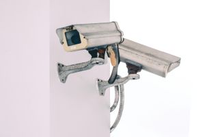 Ein Bewegungsmelder ist ein Sensor, der Bewegungen in seiner Umgebung erkennt und darauf reagiert.