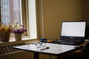 Eigenregie bezieht sich auf die Fähigkeit, seine eigenen Angelegenheiten zu verwalten oder zu organisieren, ohne auf eine externe Autorität oder Führung angewiesen zu sein.