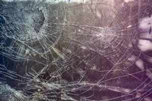 Ein Einbrecher ist eine Person, die in ein fremdes Haus oder eine Wohnung einbricht, um Wertsachen oder andere Gegenstände zu stehlen.