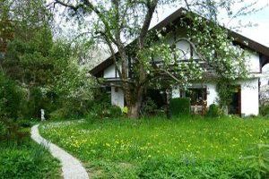 Die Erbpacht ist eine historische Form der langfristigen Verpachtung eines Grundstücks, bei der ein Pächter gegen Zahlung eines Erbpachtzinses das Recht erhält, ein Gebäude darauf zu errichten und zu nutzen. Die Erbpacht ist eine historische Form der langfristigen Verpachtung eines Grundstücks, bei der ein Pächter gegen Zahlung eines Erbpachtzinses das Recht erhält, ein Gebäude darauf zu errichten und zu nutzen.