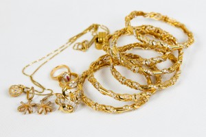 Erbschmuck bezeichnet Schmuckstücke, die innerhalb einer Familie über Generationen hinweg vererbt werden. Erbschmuck bezeichnet Schmuckstücke, die innerhalb einer Familie über Generationen hinweg vererbt werden.