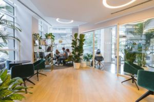 Ein Geschoss bezieht sich auf eine Etage oder Ebene eines Gebäudes.