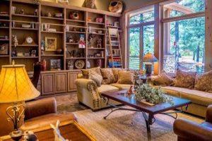 Eine Glasschiebewand ist eine Art von Raumtrennung oder -abtrennung, die aus transparentem Glas besteht und in Schienen geführt wird, sodass sie zur Seite geschoben werden kann.