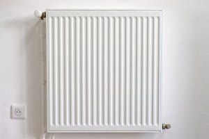 Ein Heizkörper ist eine essentielle Heizvorrichtung in Gebäuden, die in der Regel an der Wand befestigt ist und Wärme durch eine Kombination von Strahlung und Konvektion abgibt.