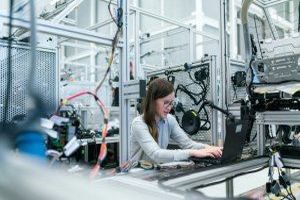 Die Hybrid-Laserschneidtechnik ist ein innovativer Ansatz in der Materialbearbeitung, der die Eigenschaften von Faser- und CO2-Lasern kombiniert, um optimale Schneideergebnisse zu erzielen.