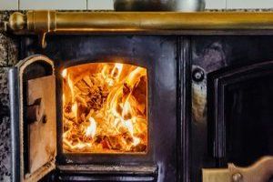 Die Kachelofen-Sanierung bezeichnet die Renovierung oder Modernisierung eines Kachelofens.