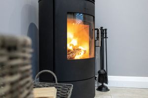 Ein Kamin ist eine Feuerstelle, die zur Wärme- oder Dekorationszwecken in Innenräumen genutzt wird. Ein Kamin ist eine Feuerstelle, die zur Wärme- oder Dekorationszwecken in Innenräumen genutzt wird.