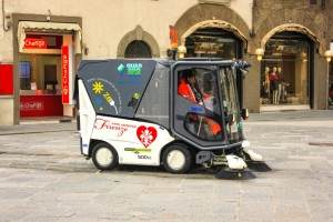 Ein Kehrsystem ist die Gesamtheit der mechanischen und funktionalen Komponenten einer Kehrmaschine, die zusammenarbeiten, um Schmutz effektiv aufzunehmen.