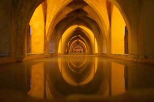 Ein Kellerraum ist ein Raum in einem Gebäude, der sich im Untergeschoss befindet und in der Regel zur Lagerung von Gegenständen oder als zusätzlicher Wohnraum genutzt wird. Ein Kellerraum ist ein Raum in einem Gebäude, der sich im Untergeschoss befindet und in der Regel zur Lagerung von Gegenständen oder als zusätzlicher Wohnraum genutzt wird.