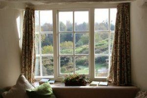 Ein Klapp-Schwingfenster ist ein Fenstertyp, der zwei Öffnungsfunktionen kombiniert: Das Fenster kann gekippt oder komplett geöffnet werden.