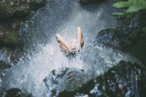 Kondensat bezeichnet den Zustand, in dem ein gasförmiger Stoff in einen flüssigen oder festen Zustand übergeht.