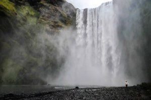 Kondensfeuchte bezeichnet die Feuchtigkeit, die als Folge von Kondensation auftritt. Kondensfeuchte bezeichnet die Feuchtigkeit, die als Folge von Kondensation auftritt.