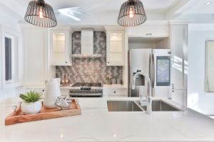 Ein Küchenspritzschutz ist eine spezielle Schutzvorrichtung, die in der Küche hinter dem Herd, der Spüle oder der Arbeitsplatte angebracht wird, um die Wände vor Spritzern von Wasser, Fett und anderen Verunreinigungen zu schützen.