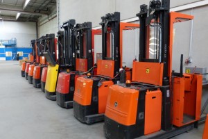 Ein Ladegerät ist ein elektronisches Gerät, das elektrische Energie in einer kontrollierten Form bereitstellt, um Akkumulatoren oder Batterien sicher und effizient wieder aufzuladen. Ein Ladegerät ist ein elektronisches Gerät, das elektrische Energie in einer kontrollierten Form bereitstellt, um Akkumulatoren oder Batterien sicher und effizient wieder aufzuladen.