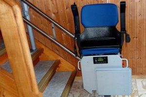 Ein Lift ist eine mechanische Vorrichtung, die Menschen oder Gegenstände zwischen Etagen eines Gebäudes transportiert.