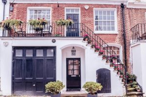 Ein Massivhaus ist ein Gebäude, das aus massiven, monolithischen Bauelementen wie Beton, Ziegel, Naturstein oder Porenbeton errichtet wird. Ein Massivhaus ist ein Gebäude, das aus massiven, monolithischen Bauelementen wie Beton, Ziegel, Naturstein oder Porenbeton errichtet wird.